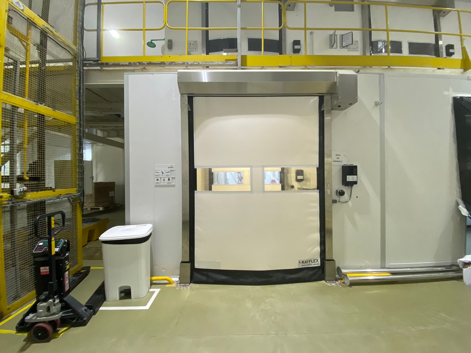 Uso de portas duplas autorreparáveis patenteadas pela Rayflex
