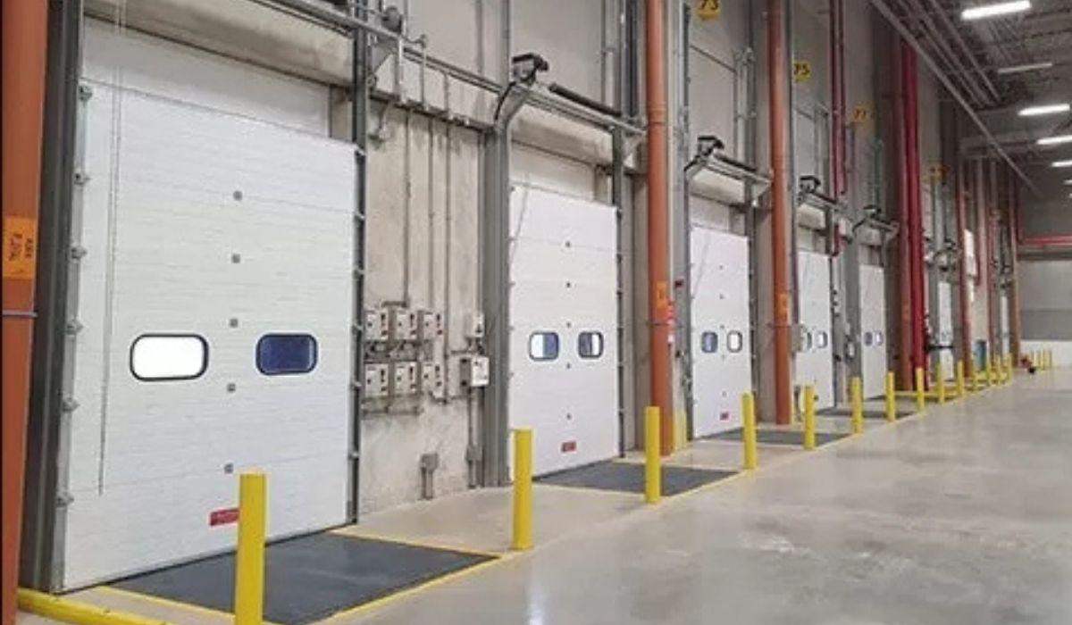 Uso de porta seccional industrial Rayflex