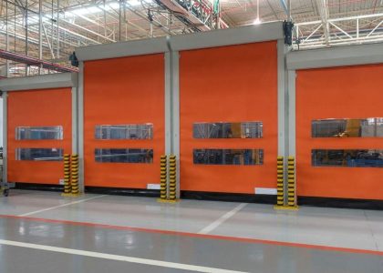 Portas rápidas de segurança em áreas robotizadas